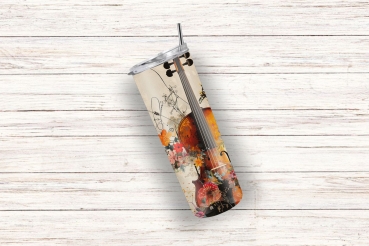 Preview: Thermobecher mit Violin-Design – Eleganz für Musikliebhaber (590ml) Preview: Thermobecher mit elegantem Violin-Design, verziert mit floralen Mustern, Schmetterlingen und Musiknoten, liegend auf einem weißen Holzuntergrund, mit integriertem Trinkhalm und hochwertiger Verarbeitung.